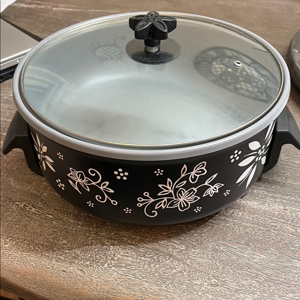 Temp-tations Black Floral Lace Electric Skilletwith Glass Lid.  Used once.